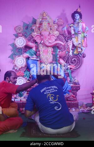 Kalkutta, Indien. August 2020. Hinduistische Anhänger verehren Herrn Ganesh anlässlich des Ganesh Chathurthi Festivals. (Foto von Ved Prakash/Pacific Press) Quelle: Pacific Press Media Production Corp./Alamy Live News Stockfoto