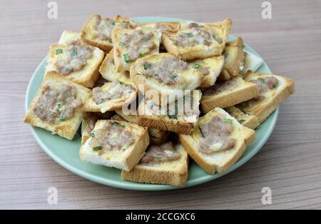 Cuisine and Food, köstliche hausgemachte Thai gebratene Brot mit Schweinefleisch Aufstrich in der Regel mit süßen Erdnuss Sauce serviert. Stockfoto