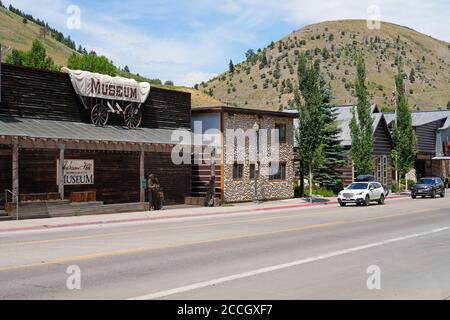 JACKSON HOLE, WY – 1. AUGUST 2020 – Blick auf die westliche Stadt Jackson Hole, Wyoming, USA. Stockfoto