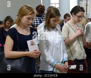 In einer Kirche. Junge Mädchen kniend und beten während der Beerdigung. Ukraine, Kiew, 5. Mai 2017 Stockfoto