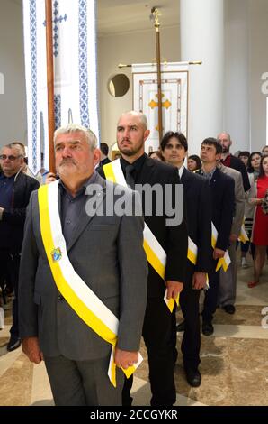 Die Mitarbeiter des Bestattungsdienstes stehen in einer Reihe und dienen in einer Kirche. Begräbnis von Liubomyr Huzar, dem wichtigsten Erzbischof der ukrainischen griechisch-katholischen Kirche. Ukr Stockfoto