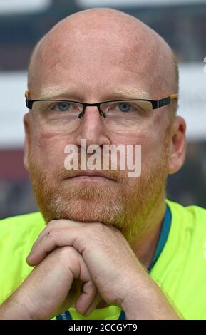 22. August 2020, Sachsen, Leipzig: Stefan Moritz, Studiendirektor der Universitätsmedizin Halle/Saale, spricht nach einem Konzert auf einer Pressekonferenz in der Arena Leipzig. Rund 2200 Besucher nahmen unter dem Titel 'Restart-19' an dem Prozess Teil. Die Wissenschaftler wollten mit Sensoren und anderen Hilfsmitteln ihre Gehwege überwachen und fluoreszierendes Desinfektionsmittel sollte sichtbar machen, welche Oberflächen besonders häufig berührt wurden. Auch der Flug von Aerosolen - den kleinsten Gemischen von Partikeln, die das Virus transportieren können - sollte verfolgt werden. Ziel ist es, ein mathematisches Modell zu entwickeln, das sein kann Stockfoto