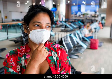 Barcelona, Spanien - 20. august 2020: Junge Frau im Flughafen trägt eine Gesichtsmaske mit aufgeregt Ausdruck, Reisen in der Zeit der covid Stockfoto