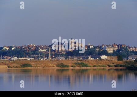 Landschaftsansicht über offene Landschaft und Wasser in Richtung der Stadt Rye, East Sussex, England, Großbritannien Stockfoto