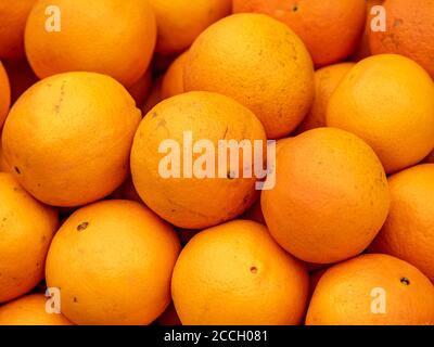 Hintergrund von orangen Orangen zum Verkauf in der Gemüsehändler Stockfoto