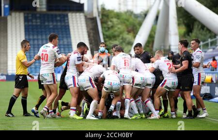 Die Stimmung wird während des Matches der Betfred Super League im John Smith's Stadium in Huddersfield aufflackern. Stockfoto