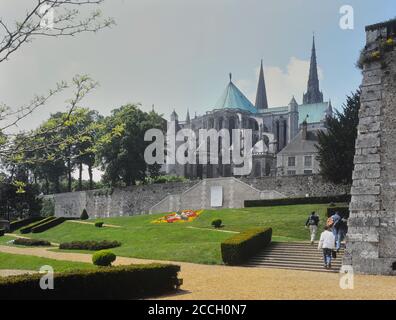 Kathedrale von Chartres von Bishop Palace Garden, Jardins de l'Evéché, Chartres, Eure-et-Loire. Frankreich Stockfoto