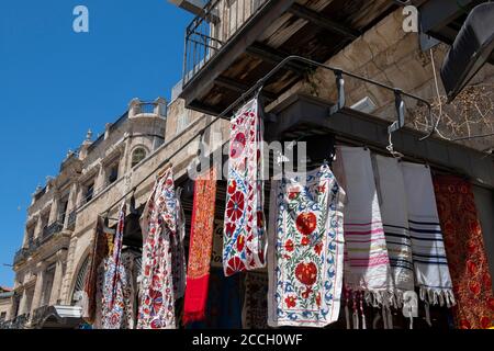 Israel, Jerusalem, Altstadt, Via Doloroas. Typische Textillieferanten-Display. Stockfoto