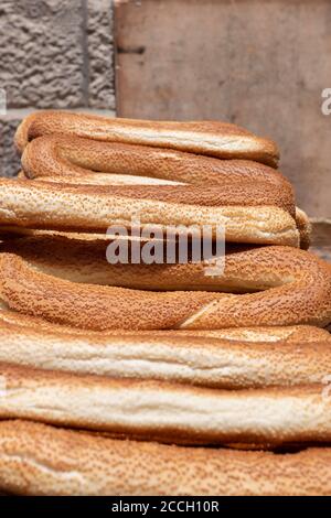 Israel, Jerusalem, Altstadt, Via Doloroas. Typischer Verkaufsstand mit traditionellem frisch gebackenem Brot. Stockfoto