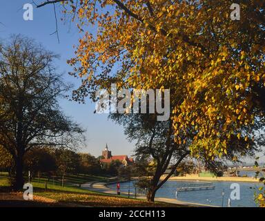 Maldon Marine Lake at Promenade Park and St Mary the Virgin Church, Maldon, Essex, England, Großbritannien Stockfoto