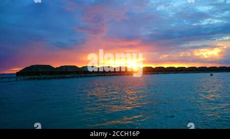 Sonnenuntergänge in Malediven Resorts Stockfoto