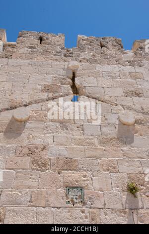 Israel, Jerusalem. Das Jaffa-Tor ist eines der sieben offenen Haupttore der Altstadt von Jerusalem. Alte Wand Detail mit Kachel Jaffa Tor Zeichen. Stockfoto