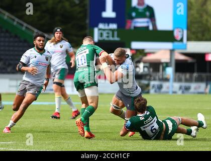 LONDON, ENGLAND. 22. AUGUST 2020 Nick Isiekwe von Northampton Saints wird von Jack Cooke von London Irish und Paddy Jackson von London Irish während des Gallagher Premiership Matches zwischen London Irish und Northampton Saints in der Stoop, Twickenham, angegangen. (Kredit: Jacques Feeney) Gutschrift: MI Nachrichten & Sport /Alamy Live Nachrichten Stockfoto