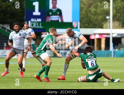 LONDON, ENGLAND. 22. AUGUST 2020 Nick Isiekwe von Northampton Saints wird von Jack Cooke von London Irish und Paddy Jackson von London Irish während des Gallagher Premiership Matches zwischen London Irish und Northampton Saints in der Stoop, Twickenham, angegangen. (Kredit: Jacques Feeney) Gutschrift: MI Nachrichten & Sport /Alamy Live Nachrichten Stockfoto