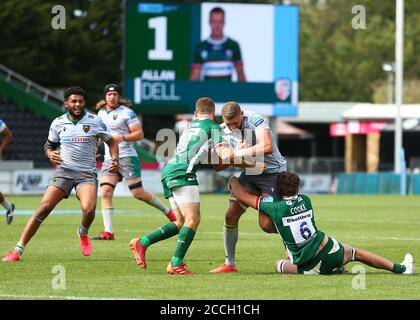 LONDON, ENGLAND. 22. AUGUST 2020 Nick Isiekwe von Northampton Saints wird von Jack Cooke von London Irish und Paddy Jackson von London Irish während des Gallagher Premiership Matches zwischen London Irish und Northampton Saints in der Stoop, Twickenham, angegangen. (Kredit: Jacques Feeney) Gutschrift: MI Nachrichten & Sport /Alamy Live Nachrichten Stockfoto