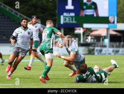 LONDON, ENGLAND. 22. AUGUST 2020 Nick Isiekwe von Northampton Saints wird von Jack Cooke von London Irish und Paddy Jackson von London Irish während des Gallagher Premiership Matches zwischen London Irish und Northampton Saints in der Stoop, Twickenham, angegangen. (Kredit: Jacques Feeney) Gutschrift: MI Nachrichten & Sport /Alamy Live Nachrichten Stockfoto