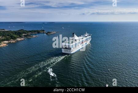 Helsinki, Finnland - 15. August 2020: Die Kreuzfahrtschiffe MS Silja Serenade startet in Helsinki. Luftaufnahme. MS Silja Serenade ist eine Kreuzefähre Stockfoto