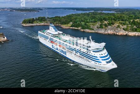 Helsinki, Finnland - 15. August 2020: Die Kreuzfahrtschiffe MS Silja Serenade startet in Helsinki. Luftaufnahme. MS Silja Serenade ist eine Kreuzefähre Stockfoto