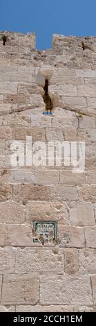 Israel, Jerusalem. Das Jaffa-Tor ist eines der sieben offenen Haupttore der Altstadt von Jerusalem. Alte Wand Detail mit Kachel Jaffa Tor Zeichen. Stockfoto