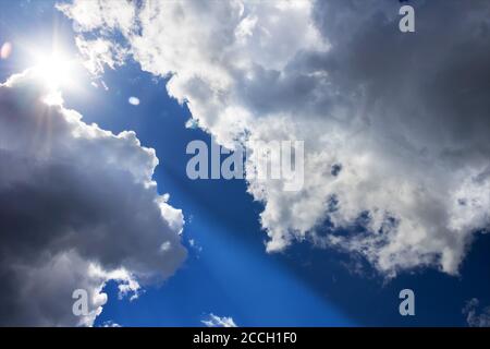 Bright Sun Blue Sky Wolken Der Verzögerung Stockfoto