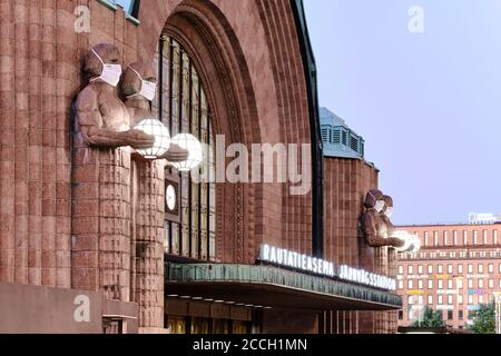 Helsinki, Finnland - 16. August 2020: Die "Laternenwagen" am Hauptbahnhof von Helsinki wurden während des COVID-19 Pandems mit Gesichtsmasken geschmückt Stockfoto