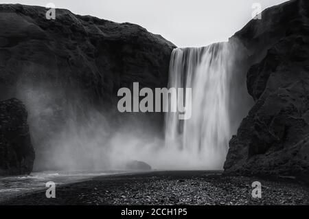 Der Skogafoss Wasserfall in schwarz und withe, Island. Der Skogafoss ist einer der größten Wasserfälle des Landes mit einem Fallhöhe von 60 m (200 ft) Stockfoto