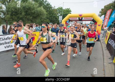 Trakai, Litauen. August 2020. Läufer treten bei einem Marathon-Event in Trakai, Litauen, am 22. August 2020 an. An diesem Marathon-Event mit einem Halbmarathon, einem 10-km-Lauf, einem 5-km-Lauf und einem 1-km-Lauf nahmen rund 1000 Läufer Teil. Quelle: Alfredas Pliadis/Xinhua/Alamy Live News Stockfoto