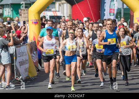 Trakai, Litauen. August 2020. Läufer treten bei einem Marathon-Event in Trakai, Litauen, am 22. August 2020 an. An diesem Marathon-Event mit einem Halbmarathon, einem 10-km-Lauf, einem 5-km-Lauf und einem 1-km-Lauf nahmen rund 1000 Läufer Teil. Quelle: Alfredas Pliadis/Xinhua/Alamy Live News Stockfoto