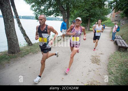 Trakai, Litauen. August 2020. Läufer treten bei einem Marathon-Event in Trakai, Litauen, am 22. August 2020 an. An diesem Marathon-Event mit einem Halbmarathon, einem 10-km-Lauf, einem 5-km-Lauf und einem 1-km-Lauf nahmen rund 1000 Läufer Teil. Quelle: Alfredas Pliadis/Xinhua/Alamy Live News Stockfoto