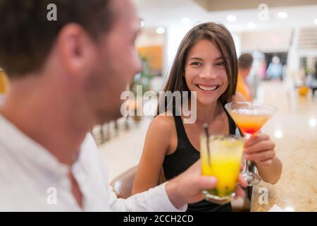 Ein Paar ging nach einem Date in die Restaurantbar und toasting Cocktails, alkoholische Getränke am Abend. Romantische Dating Lebensstil youn Menschen Stockfoto