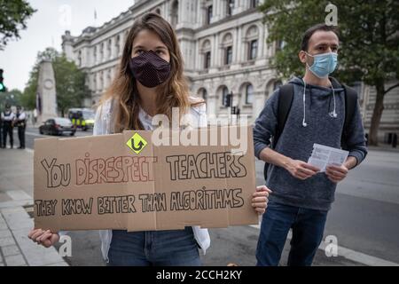 A-Level-Schüler protestieren gegenüber Downing Street gegen die Entscheidung zu Führen Sie ein Downgrade der Ergebnisse mithilfe eines Computeralgorithmus durch die Untersuchung durch Regler Ofqual Stockfoto