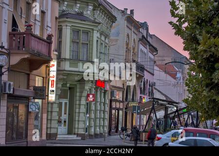Zrenjanin, Serbien, 05. Oktober 2019. Die Altstadt von Zrenjanin am Ende des Tages vor Sonnenuntergang. Blick auf einen Teil der Hauptstraße und das alte Gebäude Stockfoto