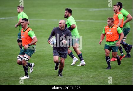 Leicester Tigers Cheftrainer Steve Borthwick überwacht seine Spieler während des Vormatches Aufwärmen vor dem Gallagher Premiership Spiel in Welford Road, Leicester. Stockfoto