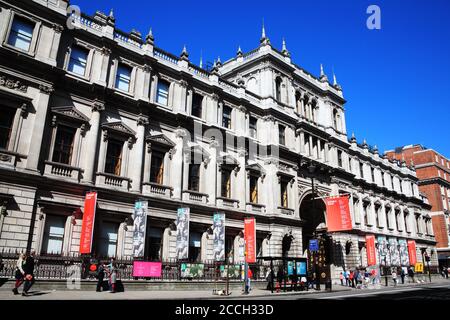 London, UK, April 13, 2014 : die Royal Academy of Arts in Burlington House Piccadilly, die ein beliebtes Reiseziel Touristenattraktion landma ist Stockfoto