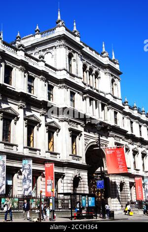 London, UK, April 13, 2014 : die Royal Academy of Arts in Burlington House Piccadilly, die ein beliebtes Reiseziel Touristenattraktion landma ist Stockfoto