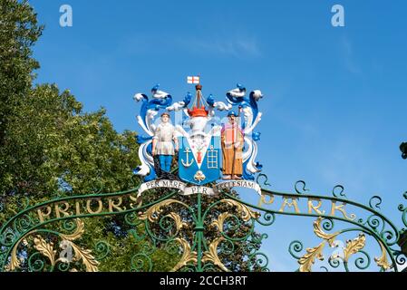 Priory Park Gates vor kurzem restauriert. Victoria Avenue, Southend On Sea, Essex. Von RA Jones zu der Gemeinde Southend durch Herzog von York geöffnet dargestellt Stockfoto