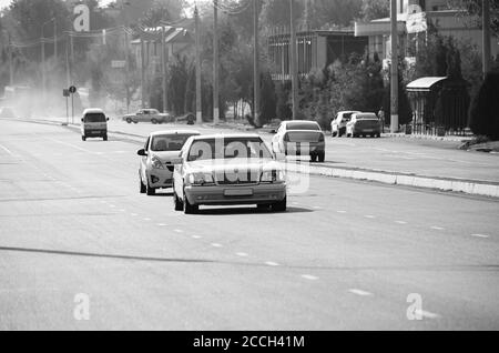 Zwei Autos geht auf einem breiten zwei-Wege-Autobahn in der Blick auf die Stadt Stockfoto