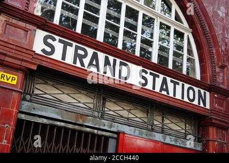 London, Großbritannien, 30. April 2011: Die Londoner U-Bahn-Station Strand, die nicht mehr in Gebrauch ist und ein beliebtes Reiseziel für Touristen ist Stockfoto