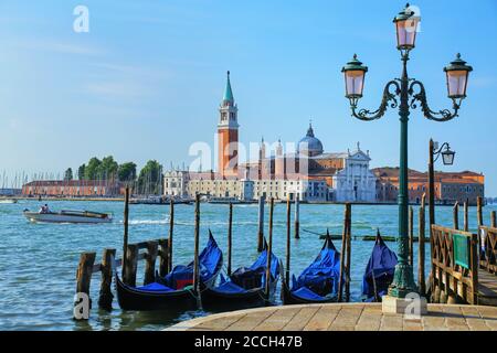 Gondeln vor Anker in der Nähe von Piazza San Marco gegenüber Insel San Giorgio Maggiore in Venedig, Italien. Gondeln waren einst die wichtigste Form der Transport aro Stockfoto