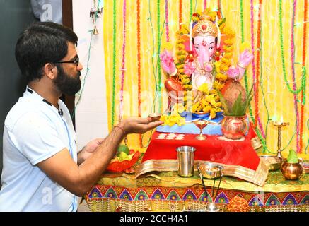 Beawar, Indien. August 2020. Ein Anhänger bietet Gebete an Lord Ganesha (Elephant-headed Hindu Gottheit) in seinem Haus anlässlich des Ganesh Chaturthi Festivals inmitten COVID-19, in Beawar. Ganesh Chaturthi oder Vinayaka Chaturthi ist ein hinduistisches Festival, das die Ankunft von Ganesha auf der Erde vom Kailash Berg mit seiner Mutter Göttin Parvati feiert. Das Festival ist geprägt von der Installation von Ganesh-Tonidolen privat in Häusern oder öffentlich auf aufwendigen Pandalen (temporäre Bühnen). (Foto von Sumit Saraswat/Pacific Press) Quelle: Pacific Press Media Production Corp./Alamy Live News Stockfoto