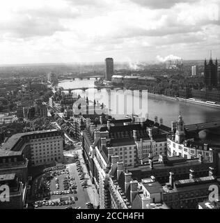 1960er Jahre, historischer Blick auf die Skyline der Stadt London nach dem Krieg, von Süden über die Themse. Ein neuer "moderner" Hochhaus-Hochhaus, von dem viele in dieser Zeit gebaut wurden, ist am Fluss zu sehen, seine große Höhe über allen anderen Gebäuden, die bereits eine markante Spur in der umliegenden Landschaft und Skyline hinterlassen. Die rauchenden Kamine des Battersea Power Kraftwerks sind in der Ferne zu sehen, mit dem Palast von Wetimnister, die zwei Häuser des UK Pariament auf der rechten Seite. Stockfoto