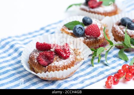 Gemischte Beerenfrucht-Muffins mit Himbeer Brombeere und Heidelbeere isoliert Stockfoto