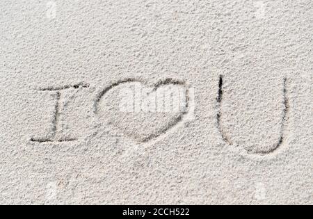 Die Inschrift auf dem Sand Ich liebe dich. Stockfoto