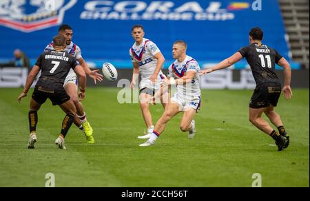 22. August 2020; The John Smiths Stadium, Huddersfield, Yorkshire, England; Rugby League Coral Challenge Cup, Catalan Dragons versus Wakefield Trinity; Ryan Hampshire von Wakefield Trinity übergibt den Ball vor dem Kontakt Stockfoto