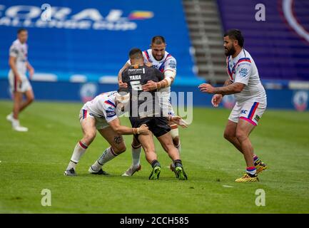 22. August 2020; The John Smiths Stadium, Huddersfield, Yorkshire, England; Rugby League Coral Challenge Cup, Catalan Dragons versus Wakefield Trinity; Fouad Yaha von Catalan Dragons wird von Wakefield Trinity angegangen Stockfoto