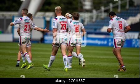 22. August 2020; The John Smiths Stadium, Huddersfield, Yorkshire, England; Rugby League Coral Challenge Cup, Catalan Dragons versus Wakefield Trinity; Jacob Miller von Wakefield Trinity wird von seinen Teamkollegen für seinen Torversuch gratuliert Stockfoto