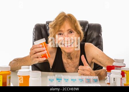 Senior Woman Holding Pillen Hinzugefügt Werden, Um Sie Wöchentlich Pillenbox Stockfoto