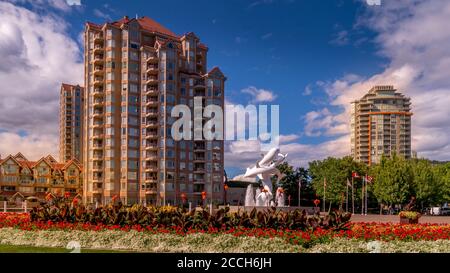 Gärten und Hochhäuser rund um den Rhapsody Plaza in Die Stadt Kelowna Stockfoto