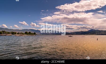 Sonnenuntergang über Okanagan Lake am Ufer des City Park in Kelowna. Die William R. Bennett Brücke des Highway 97 im Hintergrund Stockfoto