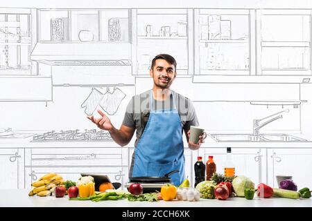 Gutaussehende fröhlich lächelnden indischen Mann Zubereitung von Essen in der Küche, gesundes Essen, Kochkonzept. Stockfoto